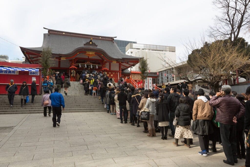 Orando en un Santuario | Tradiciones japonesas de año nuevo
